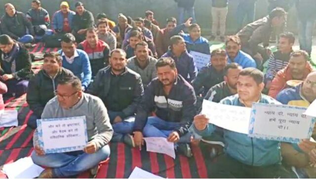 vidhan-sabha employess-dharna