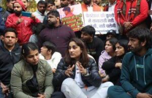Wrestlers Protest: पहलवानों का धरना खत्म, जांच होने तक पद की जिम्मेदारियों से हटेंगे बृजभूषण शरण सिंह