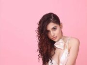 फैन पर आग बबूला हुईं उर्फी जावेद! गुस्से में छीना शख्स का फोन cover