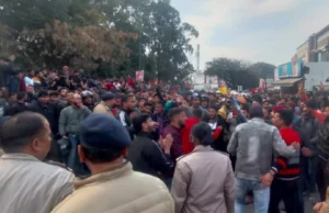 Uttarakhand: युवाओं का भर्ती धांधली के विरोध में प्रदर्शन, पुलिस ने किया लाठीचार्ज तो युवाओं ने किया पथराव