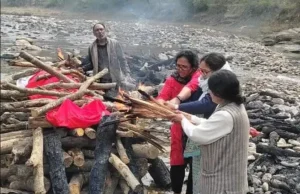 अल्मोड़ा: तीन बेटियों ने निभाया बेटे का फर्ज, पिता की अर्थी को दिया कंधा, तोड़ी रूढ़िवादी सोच