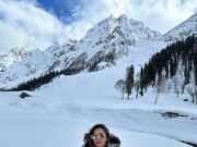 शादी के बाद कश्मीर की वादियों में अकेले पोज देते दिखीं कियारा 1