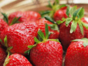 खूबसूरती बनाए रखने के लिए आज ही अपनाइए स्ट्रॉबेरी के बड़े-बड़े फायदे! चेहरे पर आएगी चमक और निखार.. cover