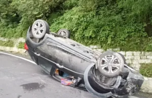 नैनीताल: स्कूल से बच्चों को लेकर लौट रहे प्रोफेसर की कार दुर्घटनाग्रस्त तीन लोग घायल