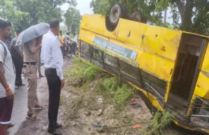 काशीपुर: श्रमिकों से भरी शिवांगी फैक्ट्री की बस अनियंत्रित होकर पलटी, एक की मौत; 28 घायल