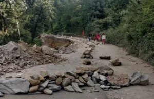 Uttarkashi News: उत्तराखंड में गंगोत्री हाईवे का 170 मीटर हिस्सा ध्वस्त, वाहनों की आवाजाही पर पूरी तरह लगी रोक