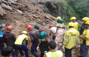 रुद्रप्रयाग-गौरीकुंड हाइवे पर तरसाली के पास पहाड़ी से हुए भूस्खलन में दबी स्विफ्ट डिजायर कार, पांच लोगों के शव बरामद
