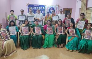 एनसीडब्ल्यू डीसी की राष्ट्रीय सचिव चंपा त्रिपाठी व उनकी टीम को राष्ट्रीय अध्यक्ष इंटरनेशनल पैडमैन डॉक्टर प्रोफ़ेसर वीरेंन दबे जी के आदेश अनुसार यूकेडी ऑफिस मुखानी में सम्मानित किया गया।