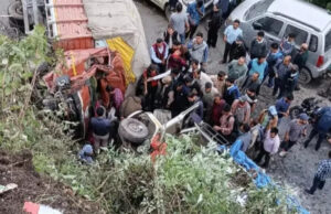 सुबह दर्दनाक सड़क हादसा: शिमला के ढली में पलटा सेब से लदा ट्रक, दो लोगों की मौत और दो घायल; तीन से चार गाड़ियों को हुआ नुकसान