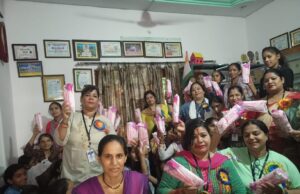 हल्द्वानी नवाबी रोड में बीपीएल शिक्षा प्रयास समिति की छात्राओं के साथ आज एनसीडब्ल्यूडीसी की राष्ट्रीय सचिव चंपा त्रिपाठी और चेयरपर्सन भवानी बिष्ट ने अपने पदाधिकारियों के साथ पैड यात्रा औरअवेयर एवं हाइजीन प्रोग्राम किया