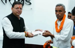 देहरादून: मुख्यमंत्री पुष्कर सिंह धामी ने किसानों को भूमि एवं वृक्षों के मुआवजे के रूप में 11 लाख 88 हजार 70 रूपये के चेक किये प्रदान