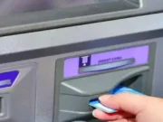 क्या आप भी ATM से SBI, PNB और HDFC के डेबिट कार्ड से निकालते हैं कैश, तो अगली बार जाने से पहले जान लें ये नियम, नियमों में हुए ये बड़े बदलाव… atm1