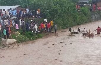 Uttarakhand: मलबा आने से ऋषिकेश-गंगोत्री हाईवे बंद, कोटद्वार में उफनाए गदेरे में बही कार, तीन दिन भारी बारिश की चेतावनी