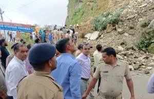 Uttarakhand: टिहरी में भारी भूस्खलन के बाद मलबे में दबी दो महिलाओं और चार माह के बच्चे की मौत