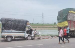 गुजरात के अहमदाबाद में पंचर ट्रक से टकराया मिनी ट्रक, हादसे में दस लोगों की मौत