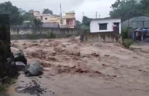 हल्द्वानी: काठगोदाम क्षेत्र में कलसिया नाले के चपेट में आए 4 मकान, 250 परिवारों को इंटर कॉलेज में किया गया सिफ्ट, मौसम विभाग ने जारी किया रेड अलर्ट