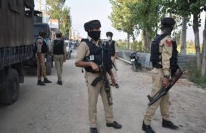 जम्मू-कश्मीर के कुलगाम में आतंकवादियों के साथ मुठभेड़ में सेना के तीन जवान शहीद, मुठभेड़ जारी