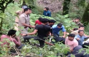 पौड़ी: अनियंत्रित होकर खाई में गिरी पिकअप, चालक की हुई मौत, दूसरा गंभीर रूप से घायल