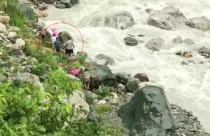 नैनीताल: बाइक समेत खाई में गिरे दो युवक, हादसे में बाइक सवार गंभीर रूप से घायल, दोनों युवक जा रहे थे बदरीनाथ