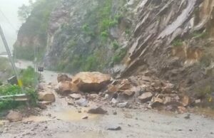 Uttarakhand: नीलकंठ मार्ग पर खैर खाल के पास भारी भूस्खलन, गरुड़ चट्टी पर रोकी गई वाहनों की आवाजाही
