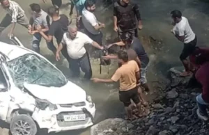 उत्तरकाशी: अनियंत्रित होकर 30 मीटर नीचे कमल नदी में जा गिरी कार, दो युवक गंभीर रूप से घायल