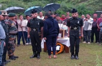 पौड़ी में नम आंखों से दी गई शहीद दीपेंद्र को अंतिम विदाई,अपनी ही बंदूक से गोली लगने से हो गया शहीद, बेटे का शव देख फफक पड़े पिता
