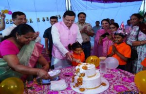 जन्मदिन की पूर्व संध्या पर बेसहारा और निर्धन बच्चों के बीच पहुंचे सीएम धामी, बच्चों के साथ बैठकर किया भोजन