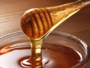 खाली पेट गुनगुने पानी में शहद मिलाकर पीने से कम होता है वजन, सेहत को मिलेंगे ढेरों फायदे 1