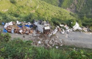देहरादून: सेब से लदा पिकअप खाई में गिरा, हादसे में एक की मौत, दो लोग गंभीर रूप से घायल