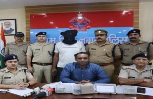 रुद्रपुरः जिला प्राधिकरण के फर्जी नोटिस बनाकर लोगों से अवैध वसूली करने वाले दो कथित पत्रकार गिरफ्तार, वसूली से हड़पे 12 हजार रुपए नकद