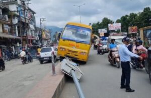 हल्द्वानी: बच्चों से भरी बस डिवाइडर पर चढ़ी, मची चीख पुकार, चालक पर नशे में गाड़ी चलाने का आरोप