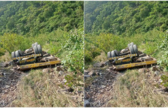 श्रीनगर: देवप्रयाग में JCB से लदा ट्रक बेकाकू होकर गहरी खाई में गिरा, ड्राइवर की मौके पर ही मौत