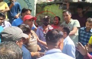 श्रीनगरः कीर्तिनगर में युवक पर नाबालिग लड़की के साथ रेप करने का आरोप, गुस्साये लोगों ने जमकर पीटा व पोती कालिख, सिर मुंडवाकर घुमाया सरे बाजार