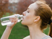 इन चीजों के साथ कभी न पिएं पानी, वरना सेहत पर पड़ेगा बुरा असर 1