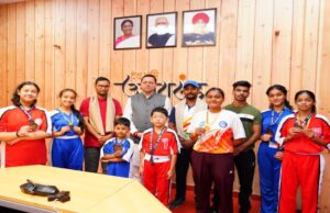 देहरादूनः मुख्यमंत्री पुष्कर सिंह धामी ने किक बॉक्सिंग खिलाड़ियों से की मुलाकात, 7 प्लेयर्स को किया सम्मानित
