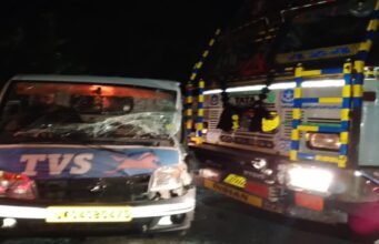 हल्द्वानी: लालकुआं राजमार्ग के मोतीनगर के पास ट्रक और मैजिक वाहन (छोटा हाथी) में जोरदार भिड़ंत, दोनों वाहन चालकों की हालत गंभीर