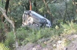 मसूरी: गहरी खाई में गिरी दिल्ली के पर्यटकों की कार, पत्नी की मौत, पति और दो बच्चे घायल