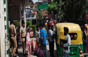 नवजात को ले जाने के लिए मां-पिता आपसे में भिड़े, पति-पत्नी के परिजनों में मारपीट