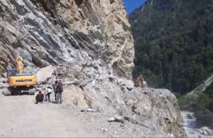 पिथौरागढ़ हादसे के 20 घंटे बाद हटाई जा सकी चट्टान, मलबे से बरामद हुए 7 शव, नहीं हो पाई शवों की पहचान