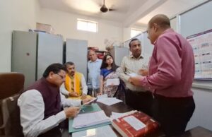 रामनगर: ARTO कार्यालय में CM धामी की छापेमारी, शटर गिराकर भागे एजेंट, वाहनों के पंजीकरणों में लापरवाही, अनियमितता पर जताई नाराजगी