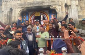 रुद्रप्रयाग: क्रिकेटर सुरेश रैना ने बदरीनाथ धाम में की पूजा अर्चना, भारत की क्रिकेट विश्व कप में जीत के लिए की प्रार्थना