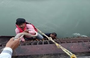 Rishikesh: चीला बैराज में डूबते हुए युवक को पुलिस ने बचाया, स्थानीय लोगों की मदद से किया रेस्क्यू