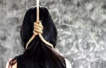 Dehradun: बोर्डिंग स्कूल के बाथरूम में नौंवी कक्षा की छात्रा ने लगाई फांसी, मां के बारे में लिखीं आपत्तिजनक बातें