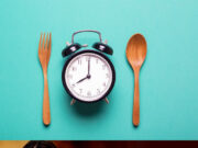 Early Dinner: डिनर जल्दी कर लेने से लंबी हो सकती है आपकी उम्र, जानें इसके दूसरे कई फायदे 1