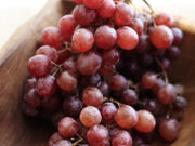 अच्छे पाचन से लेकर कोलेस्ट्रॉल कम करने तक, लाल अंगूर खाने के हैं अनगिनत फायदे 1