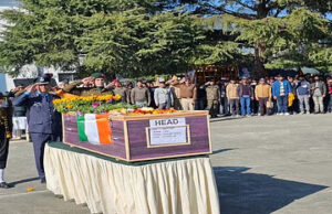 नैनीताल: आतंकी मुठभेड़ में शहीद संजय बिष्ट को सैनिक स्कूल में दी श्रद्धांजलि, हर आंख रहीं नम