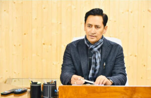 IAS Deepak Rawat: कुमाऊं कमिश्नर ने परीक्षा कक्ष में मारा छापा, रोते हुए बोली छात्रा- बर्बाद हो जाएगा भविष्य