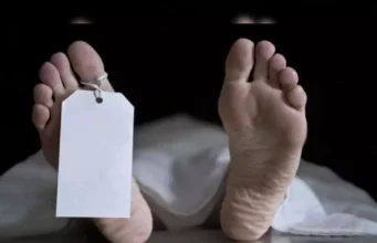 पिता ने नशेड़ी कहकर फटकारा तो बेटे ने कुदाल से काट डाला, बिस्तर पर सोने को लेकर हुआ था विवाद