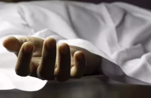 हफ्ते भर से महिला के शव के साथ रह रहा था परिवार, दुर्गंध आने पर पुलिस ने तोड़ा दरवाजा तो…