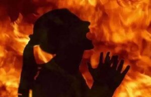 दूरी बनाने पर मनचले युवक ने 17 वर्षीय छात्रा पर पेट्रोल छिड़ककर लगाई आग… चेहरा, हाथ और सीना झुलसा